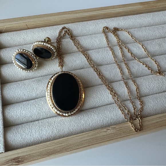 Vintage 12k Gold Filled Necklace and Screw Back Earrings with black beads - Picture 4 of 11